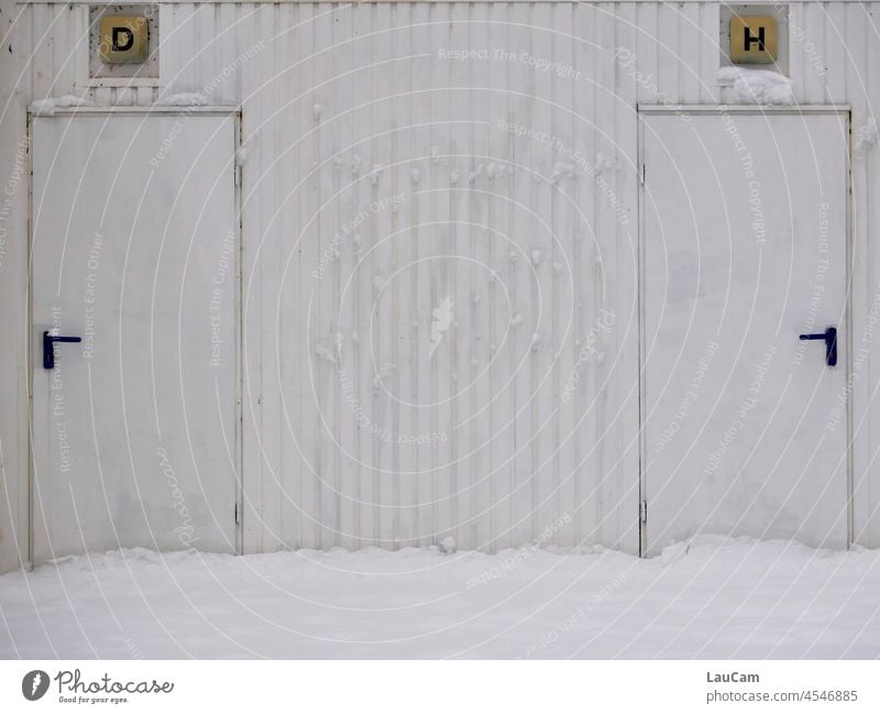WC im Schnee - Klinken schauen sich an *111* Toilette Winter Tür Türen Türen öffnen Damen Herren Türgriff Gebäude Eingang Griff Eingangstür Strukturen & Formen