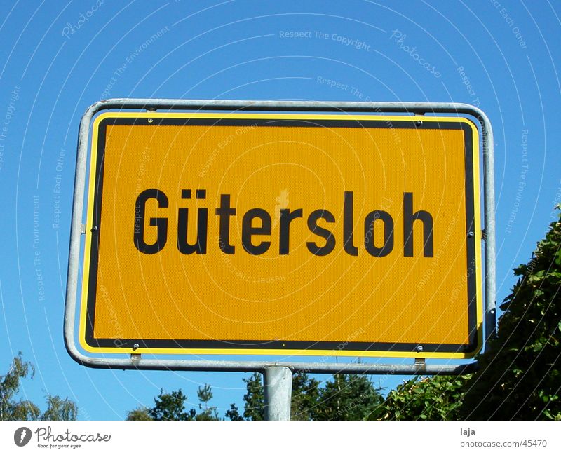 Ortsschild Gütersloh Verkehrsschild Dorf Nordrhein-Westfalen gelb Baum Dinge Straßennamenschild Buchstaben Schriftzeichen Schilder & Markierungen