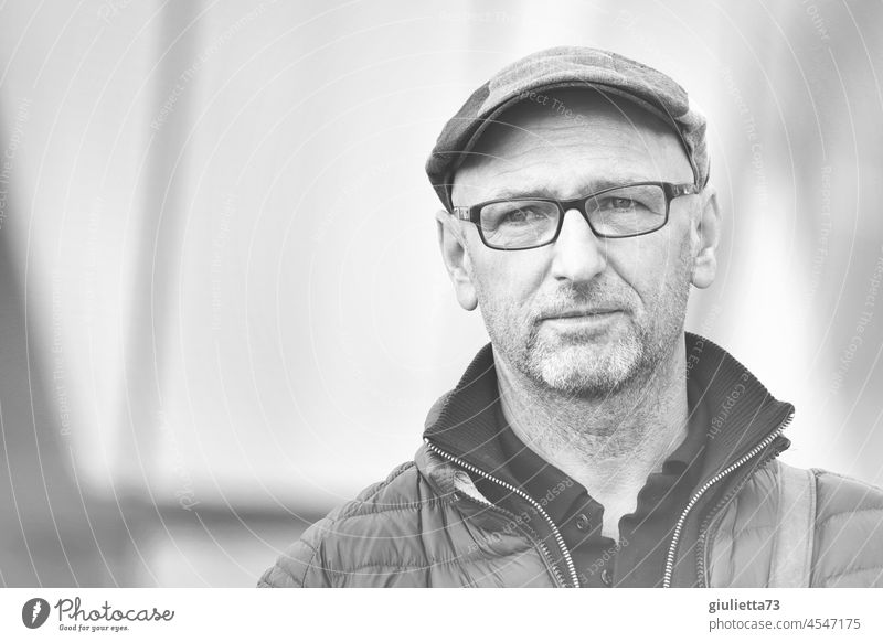 Schwarz Weiß-Porträt eines melancholischen Mannes mit Brille und Kappe | UT HH 19 Schwarzweißfoto trist melancholie Tristesse Erinnerung nachdenklich