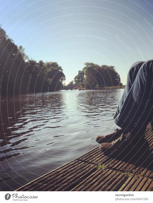 Ausgelaugt | nach der Tour im [Teufelsmoor 2021] müde See Fluss Wasser Beine liegen entspannen Erholung Sommer Natur Farbfoto Außenaufnahme ruhig Sonne Fuß Tag