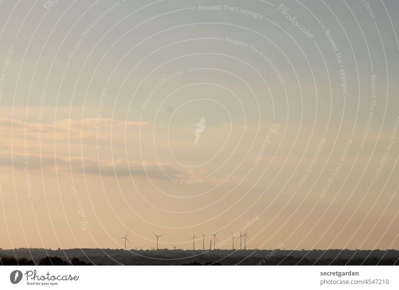 Neue Energie in der Ferne Wind Windkraftanlage Windstille Windrad Horizont Himmel Dämmerung Abendsonne Abendstimmung Energiewirtschaft Erneuerbare Energie