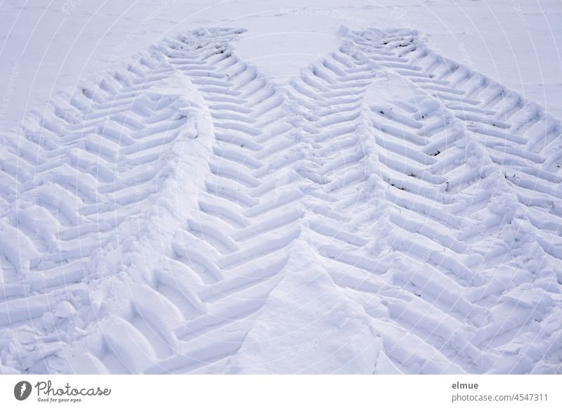 Reifenspur eines Autos beim Umlenken im Schnee / Winter / Schneedecke - ein  lizenzfreies Stock Foto von Photocase