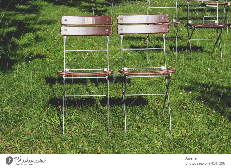 1900 | der Festakt muss jedoch leider ausfallen Stuhl leer Stühle Gartenstühle Einsamkeit Corona traurig einsam Sitzgelegenheit Leerraum niemand Möbel sitzen