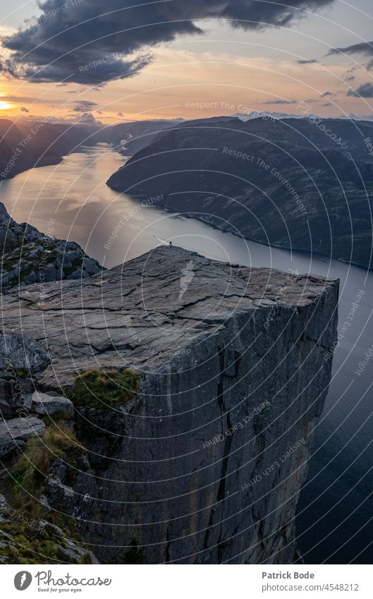 Blick auf den Preikestolen am Lysefjord in Norwegen Fjord Wasser Berge u. Gebirge Skandinavien wandern Sonnenaufgang tourism urlaub skandinavisch wallpaper