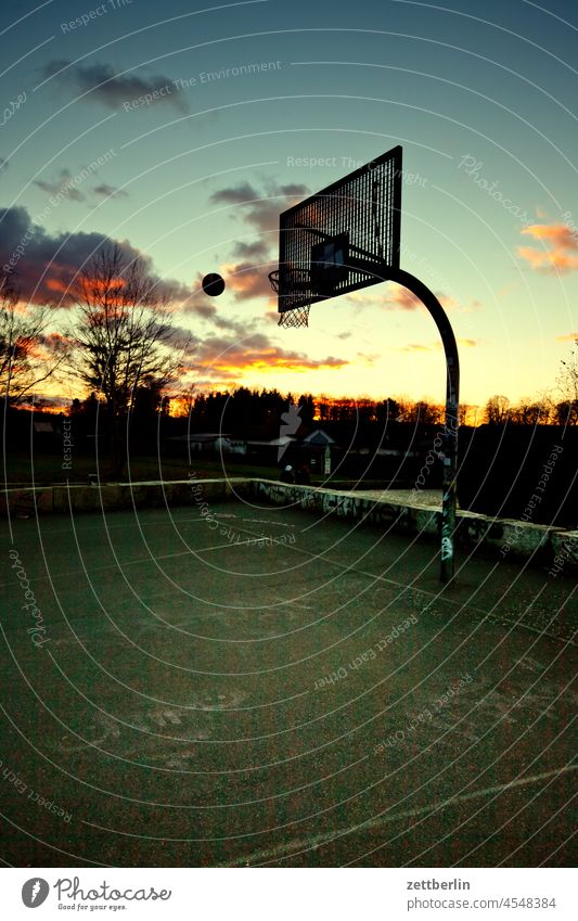 Basketball am Abend abend altocumulus basketball drohend dunkel dämmerung düster farbspektrum feierabend froschperspektive haufenwolke herbst himmel hintergrund