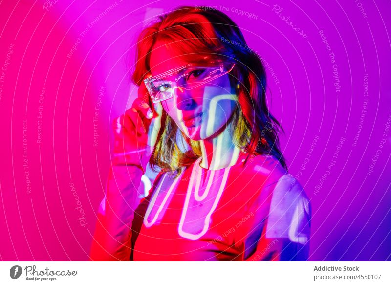 Junge Frau in Projektor Lichter mit led futuristische Brille hell Farbe farbenfroh selbstbewusst Videospiel Technik & Technologie Zeitgenosse cool kreativ