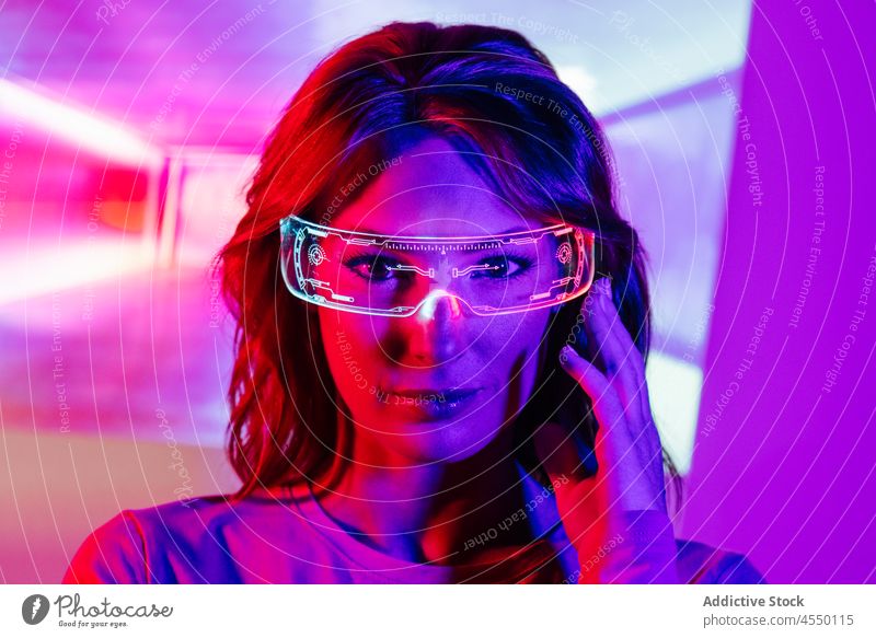 Junge Frau in Projektor Lichter mit led futuristische Brille hell Farbe farbenfroh selbstbewusst Videospiel Technik & Technologie Zeitgenosse cool kreativ