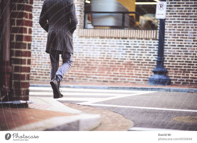 Mann überquert einen Zebrastreifen überqueren gehen Stadt anonym Stadtleben Straße Fußgänger