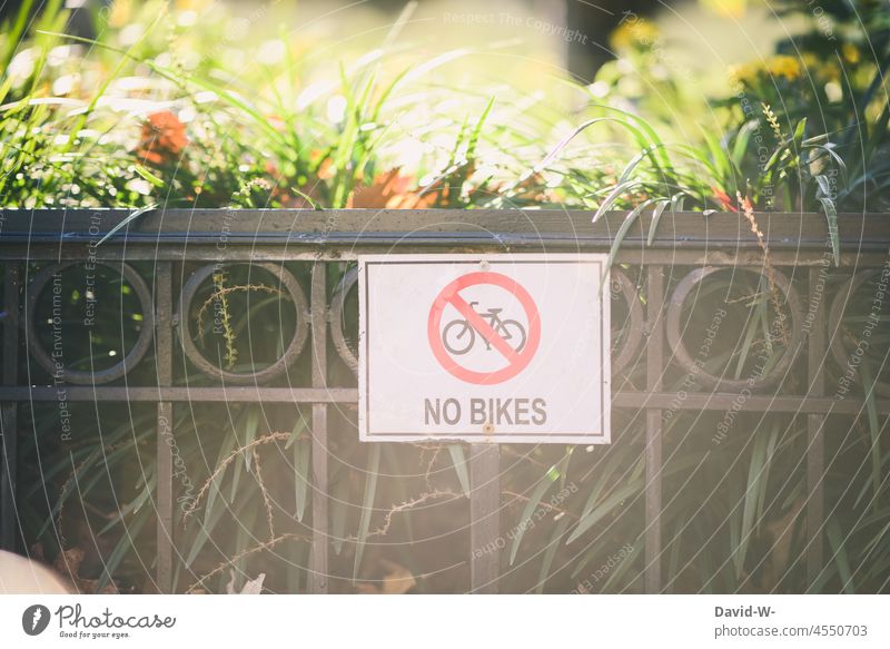 Fahrräder verboten Schild amerika Amerikanisch Verbotsschild Hinweisschild Zaun Verbote Warnschild