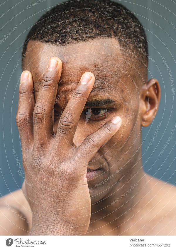 porträt eines jungen oben-ohne-fit-afrikanischen männlichen modells Afro-Look Afrikanisch Amerikaner Mann Ausdruck ohne Hemd oben ohne Hände muskulös Emotion