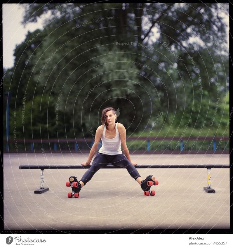 analoges Portrait einer jungen Frau mit Rollschuhen auf einer Skatebahn Freude Rollschuhfahren Skaterbahn Junge Frau Jugendliche 18-30 Jahre Erwachsene
