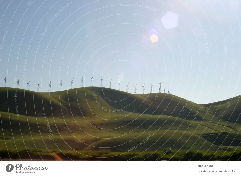landschaft mit windrädern Wiese Hügel grün Gras Berge u. Gebirge Windkraftanlage Sonne Blauer Himmel Natur