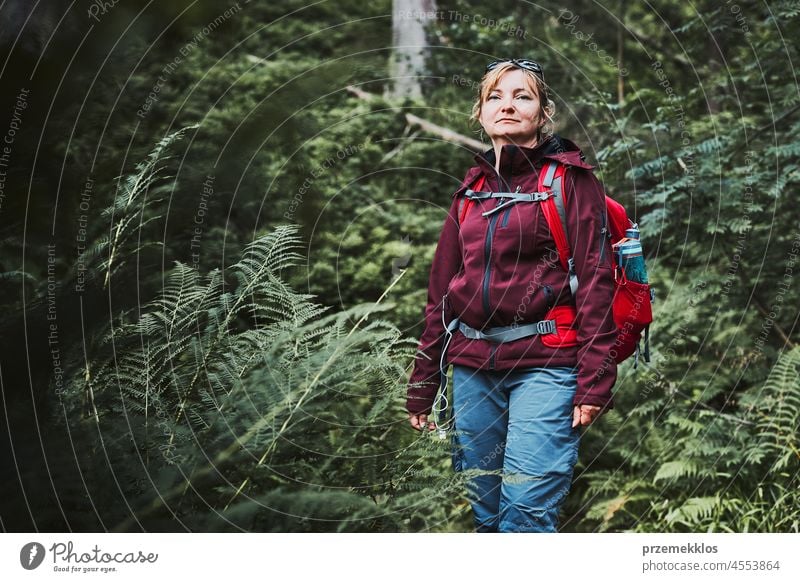 Frau mit Rucksack wandern im Wald, aktiv verbringen Sommerurlaub in der Nähe der Natur Abenteuer Ausflug reisen Urlaub Reise Trekking Berge u. Gebirge Fernweh