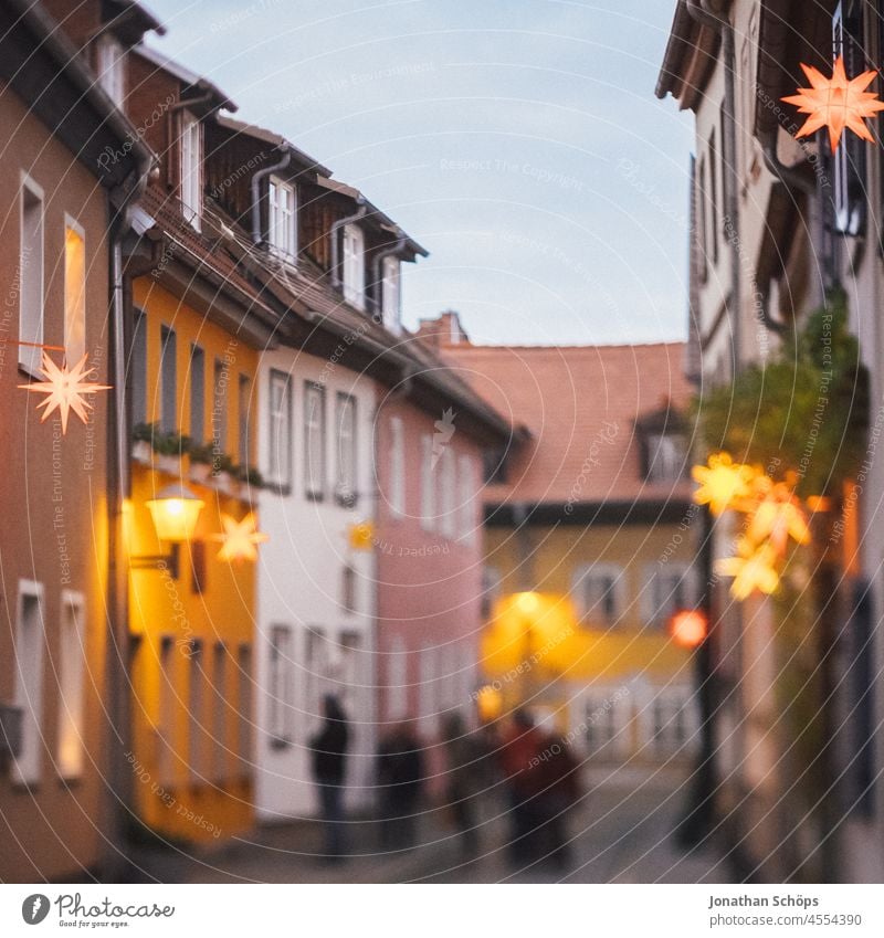 Gasse mit Weihnachtssternen in Erfurt Schwache Tiefenschärfe Licht Dämmerung Menschenleer Außenaufnahme Tilt-Shift Frieden Abend Laterne Thüringen Tradition