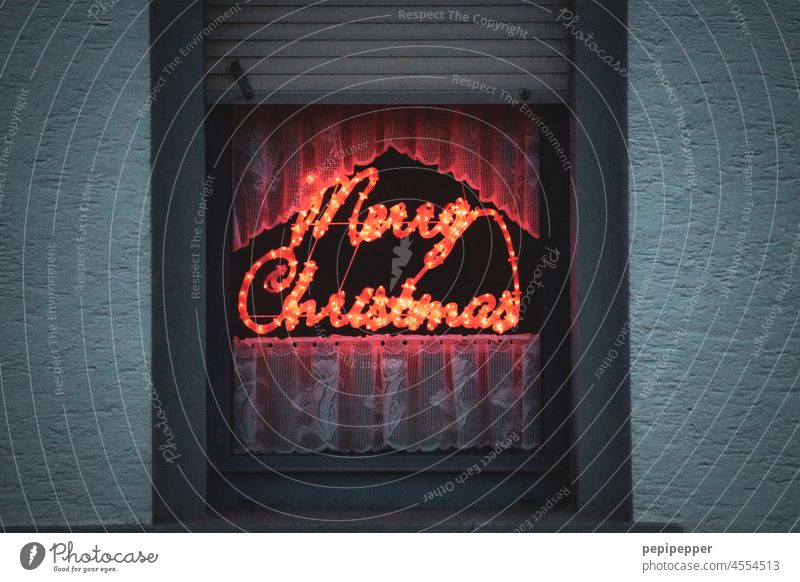 Merry Christmas – leuchtendes Neonschild in einem Fenster Weihnachten & Advent Weihnachten 2020 Weihnachtsdekoration Weihnachtsbeleuchtung Feste & Feiern