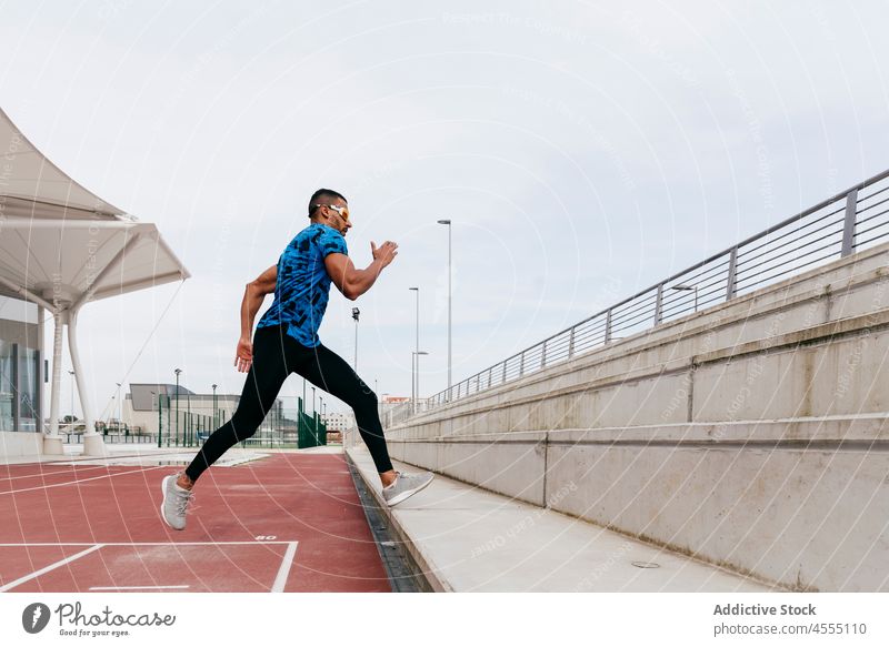 Ein fitter Mann trainiert auf dem Feldweg gutaussehend männlich ethnisch Afrikanisch junger Erwachsener Athlet Sportbekleidung rennen Läufer Training trainiert.