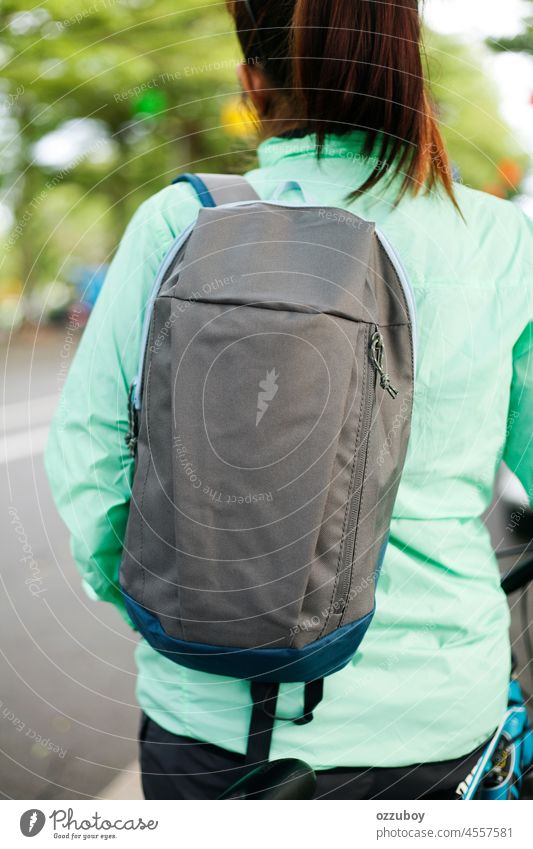 Rückansicht einer Frau mit Rucksack Rücken tragen jung Erwachsener im Freien Ansicht Dame Rückseite Hochschule Tasche lässig Mädchen Lifestyle Stehen Park