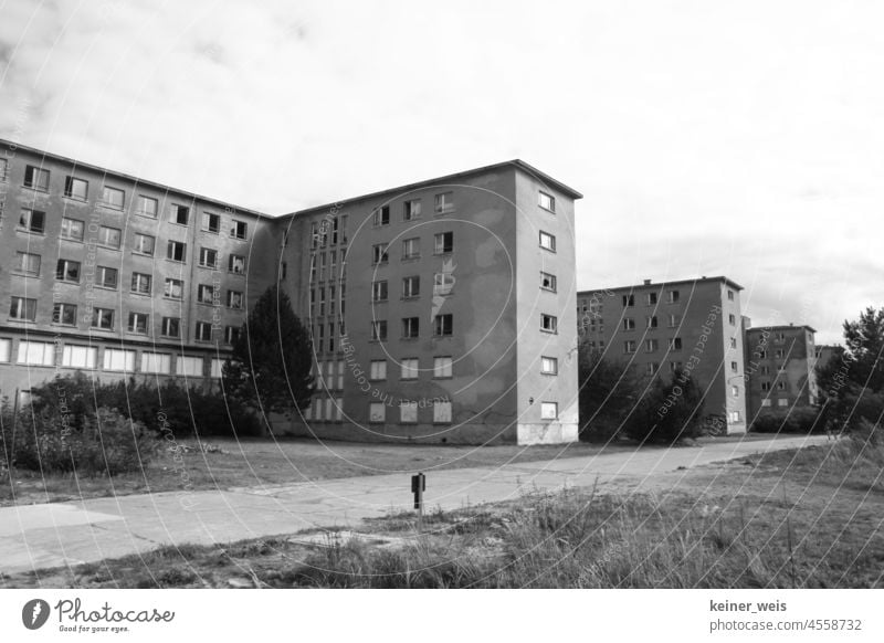 Schwarzweißfoto der ehemaligen NS-Ferienanlage von Prora auf der Insel Rügen vor der Sanierung Deutschland Architektur leerstand Gebäude Mecklenburg-Vorpommern