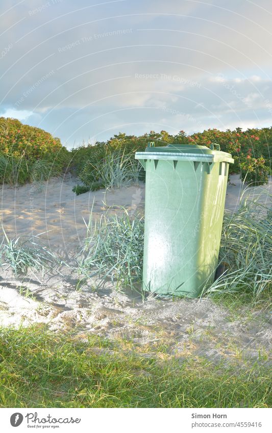 Grüne Tonne am Strand ökologisch Recycling Umwelt Umweltschutz Meeresverschmutzung Abfall Müllentsorgung Müllverwertung Umweltverschmutzung Müllabfuhr