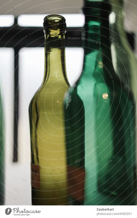 Grüne Flaschen aus Glas im Licht grün Altglas Getränk Detailaufnahme Schwache Tiefenschärfe Wein leer Leergut Weinflasche ausgetrunken alt flaschengrün