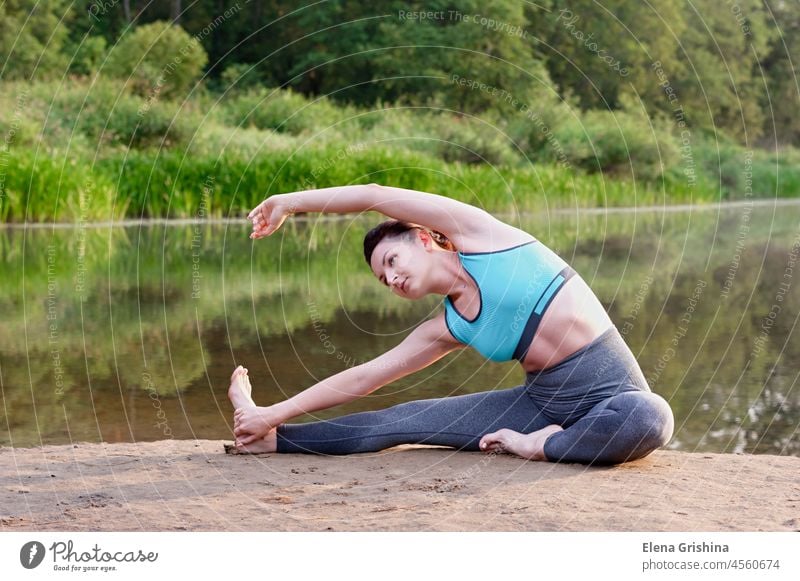 Ein junges Mädchen übt Yoga am See im Park. Nahaufnahme. Frau Natur Wellness körperliche Gesundheit persönliche Gesundheit emotionale und geistige Gesundheit