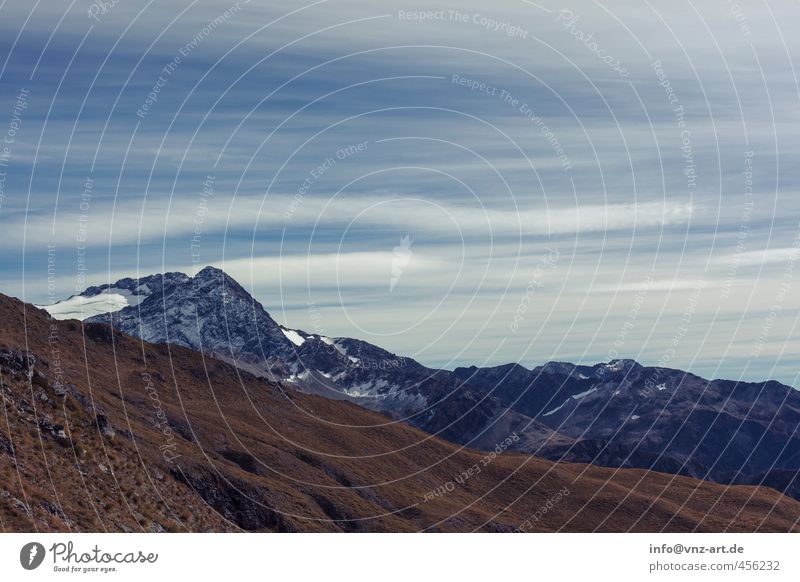 Up Umwelt Natur Landschaft Erde Himmel Wolken Hügel Felsen Alpen Berge u. Gebirge Gipfel Schneebedeckte Gipfel Gletscher blau braun gold kalt Aussicht Freiheit