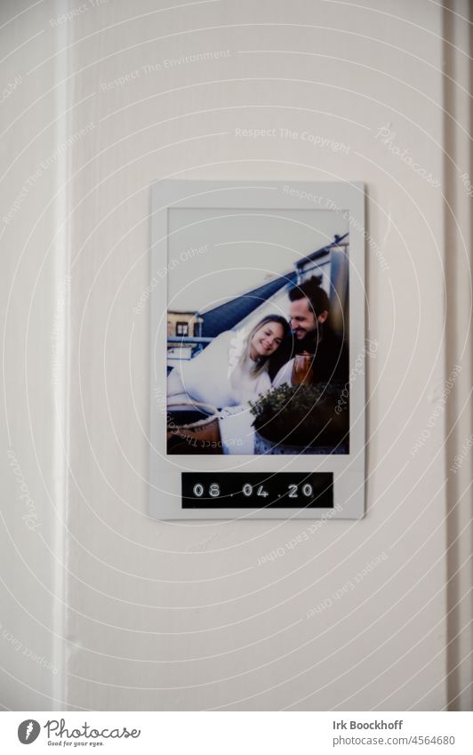 Polaroidfoto von verliebtem Paar an der Wand mit Datum Verliebtheit zusammengehörig harmonisch Liebespaar Zusammensein Vertrauen Zuneigung Freude Glück
