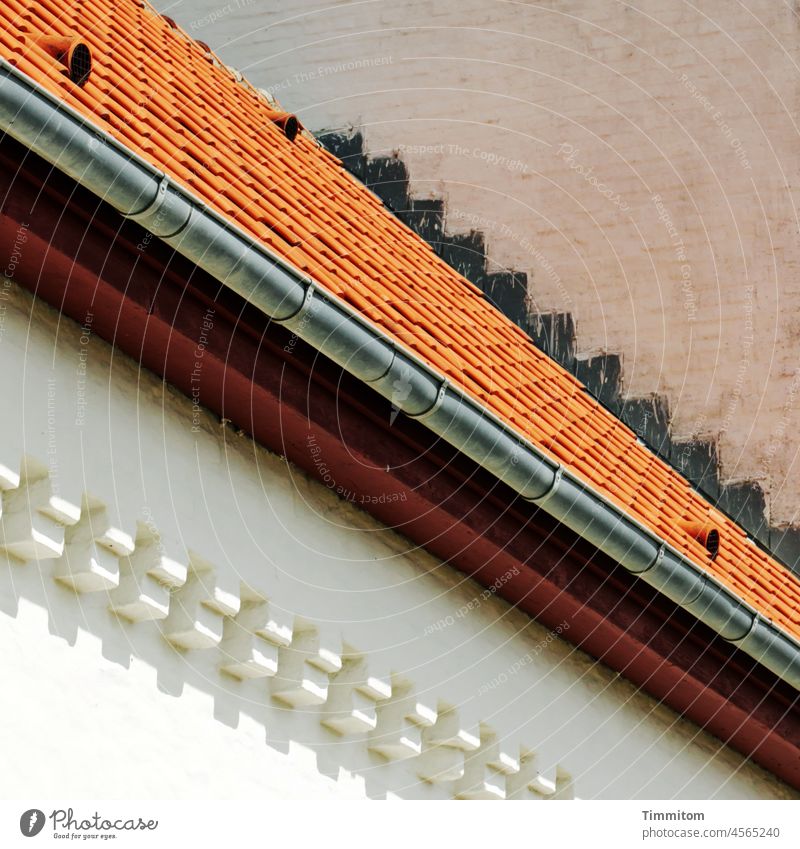 Allerlei Formen und Linien Dach Fassade Wand Regenrinne Dachziegel Stufen Gesims Schatten weiß rot slber orange Architektur Kirche Menschenleer Bauwerk Dänemark