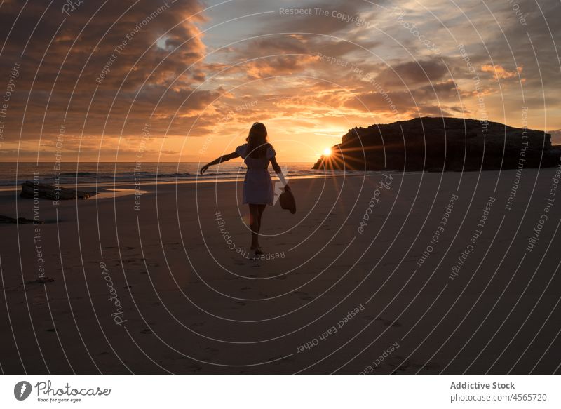Anonyme Frau steht am Strand gegen den Sonnenuntergang Silhouette MEER Ufer Dämmerung Klippe malerisch Strand der Kathedralen Galicia Spaziergang Spanien