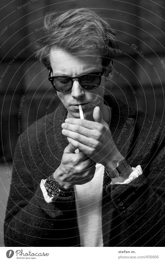 Martin Mensch maskulin Junger Mann Jugendliche 1 18-30 Jahre Erwachsene Künstler Rauchen ästhetisch eckig Coolness Schwarzweißfoto Außenaufnahme