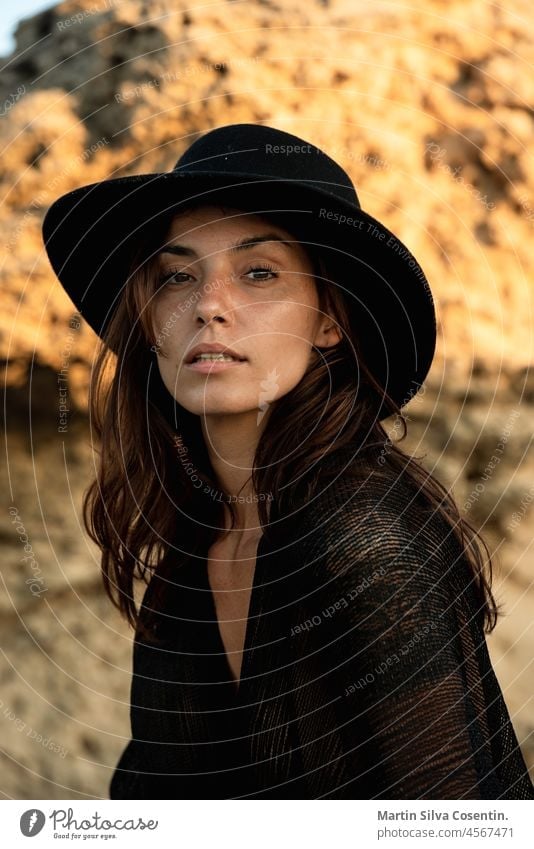 Italienisches Mädchen am Strand von Formentera mit schwarzem Hut allein attraktiv schön Schönheit Bikini Körper brünett Pflege Küste niedlich Mode Frau Freiheit