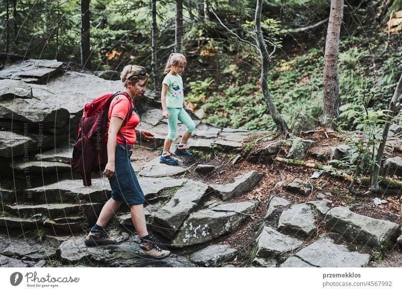 Familienausflug in den Bergen. Mutter mit kleinem Mädchen zu Fuß auf Bergpfad Ausflug Urlaub Sommer Wanderung laufen reisen Reise Wald Kind im Freien Erholung