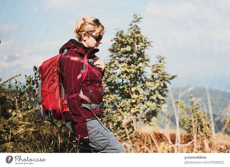 Frau mit Rucksack wandert in den Bergen, verbringt Sommerurlaub in der Nähe der Natur Abenteuer Ausflug reisen wandern Urlaub Trekking aktiv Reise
