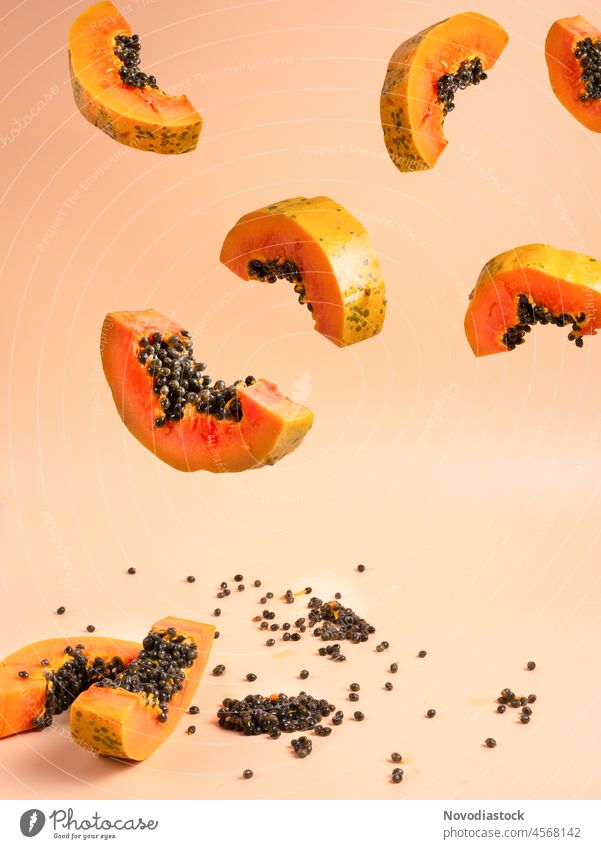 Papaya-Fruchtscheiben in der Luft Gesundheit orange frisch tropisch offen Zellstoff Vitamin Objekt duftig süß reif geschnitten erfrischend saftig Samen Fleisch