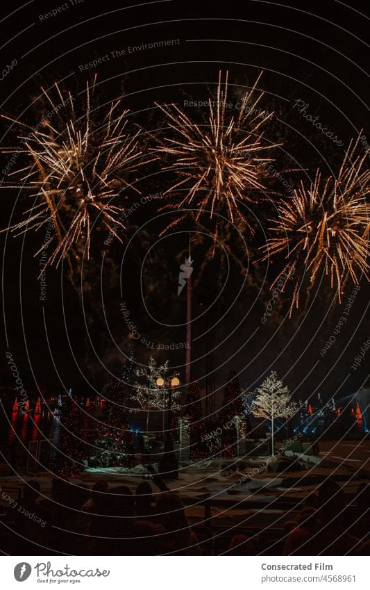 Feuerwerk am Nachthimmel mit Weihnachtsdekoration darunter Feiertag feiern Himmel Licht Stadtfest hell glühend Jahrestag Explosion Weihnachten Feste & Feiern