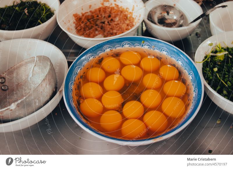 Vietnamesischer Suppenstand in den Straßen von Hanoi City, der die vietnamesische Esskultur präsentiert Business Tradition Kleinunternehmen Asien indochina