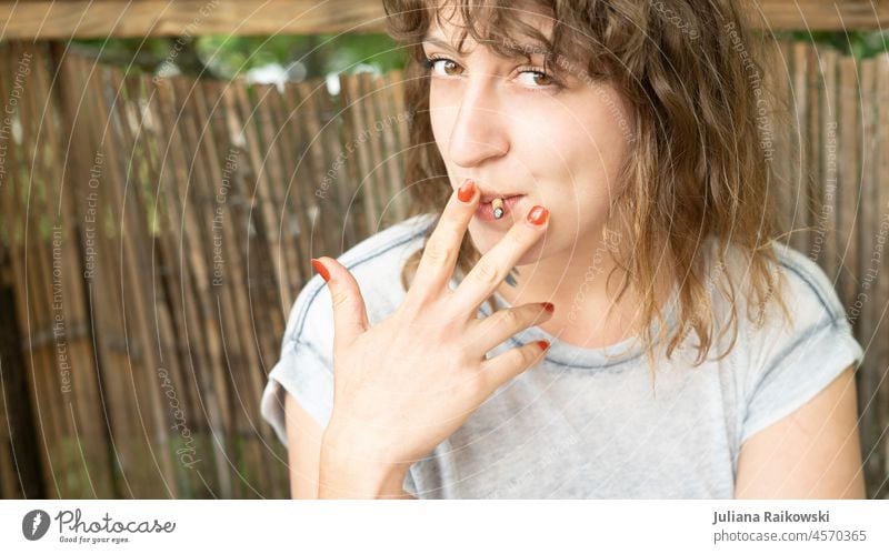 Frau die raucht Canabis weed Kiffen Erwachsene Model attraktiv Stil hübsch Streetstyle Coolness 18-30 Jahre Tabak Suchtverhalten inhalieren rauchend Laster