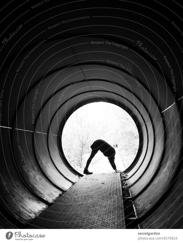 [UT Berlin 2021] Herabschauender Hund mit Tunnelblick Rohr Durchgang Yoga herabschauender Hund Rohrleitung Wand Außenaufnahme Frau Durchsicht Licht Tunneleffekt