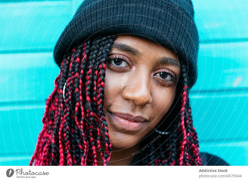 Afroamerikanerin mit Mütze Frau Porträt Menschliches Gesicht Model Inhalt bennie Verschlussdeckel Frisur Afro-Zöpfe Vorschein Individualität Stil jung trendy