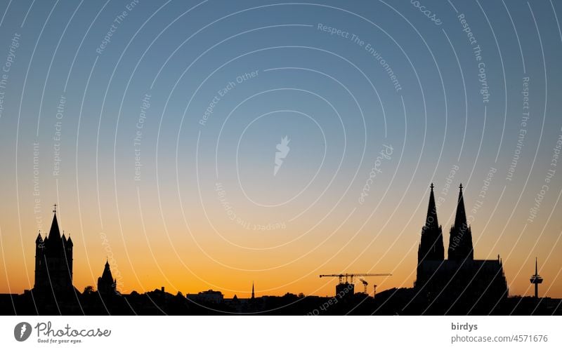 silhouette von Köln , Kölner Dom im Abendlicht, Sonnenuntergang Silhouette Stadtansicht Wolkenloser Himmel Wahrzeichen Skyline Sehenswürdigkeit Stadtzentrum