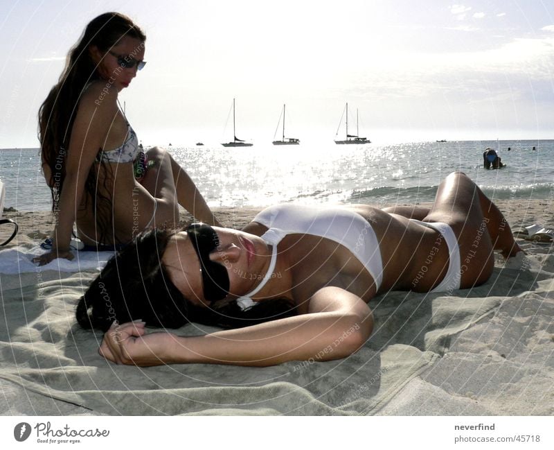 Summertime02 Strand Sommer Bikini Sonnenbrille Mallorca Meer Porträt Wasserfahrzeug Frau Sand
