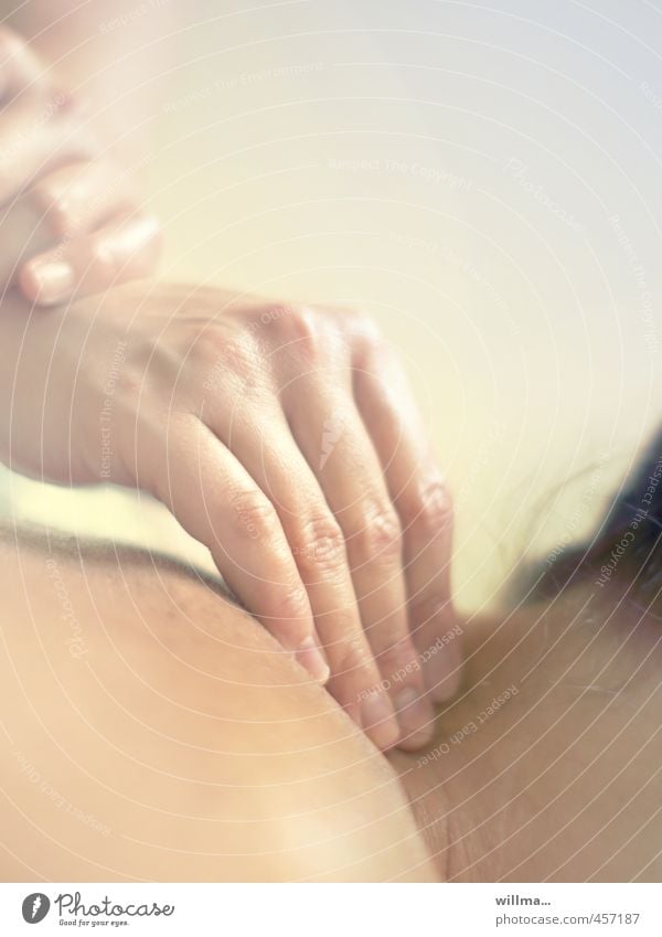 Nackenmassage Gesundheit Behandlung Alternativmedizin Wellness Erholung Massage Physiotherapie Gesundheitswesen Hand Finger sanft harmonisch Wohlgefühl ruhig