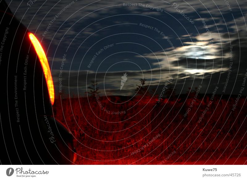Mini Cooper by Night 1 Nacht Wolken Feld rot Lampe Rücklicht Verkehr PKW klein BMW Mond
