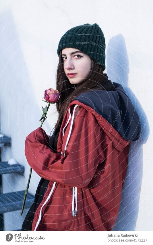 Cooles Mädchen mit Rose - Modefotografie Mütze Frau Gesicht Winter feminin kalt 1 18-30 Jahre Erwachsene Mensch Jugendliche Junge Frau Farbfoto Tag