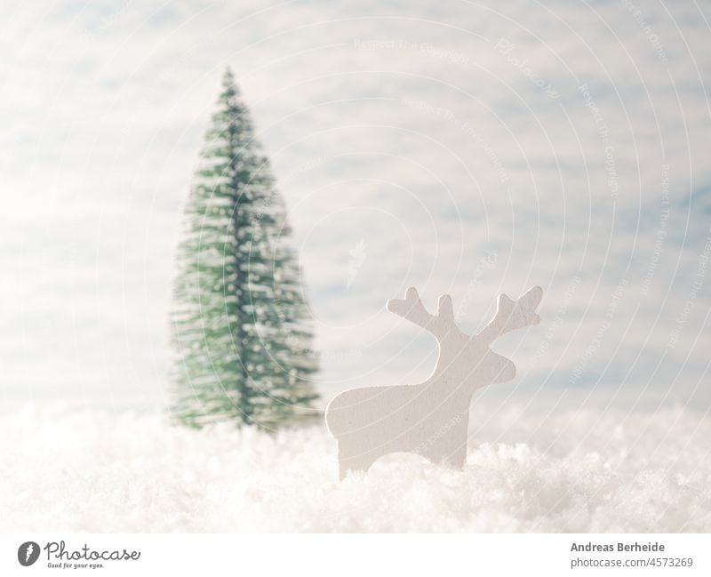 Kleines Rentier Holzfigur im Schnee mit Weihnachtsbaum Weihnachten Form hölzern Dezember Einladung Hirsche Landschaft verschneite Schneeflocke Wald Grüße