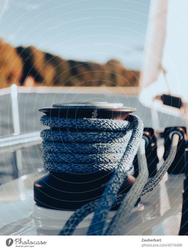 Winsch mit blauem Seil, Vorsegel und Ufer Fall segeln See Wasser Wassersport aufgewickelt Törn Segeltörn Klemme Grossfall Saison Segelboot Segeln Freiheit Wind