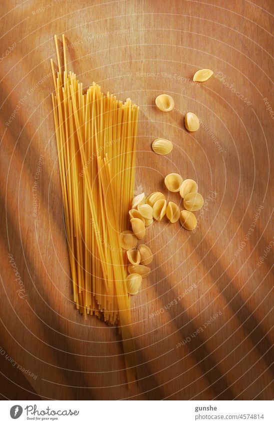 Rohe, kochfertige Nudeln Lebensmittel roh Spätzle Italienisch Bestandteil Makkaroni Mahlzeit Weizen ungekocht Gesundheit trocknen Küche traditionell
