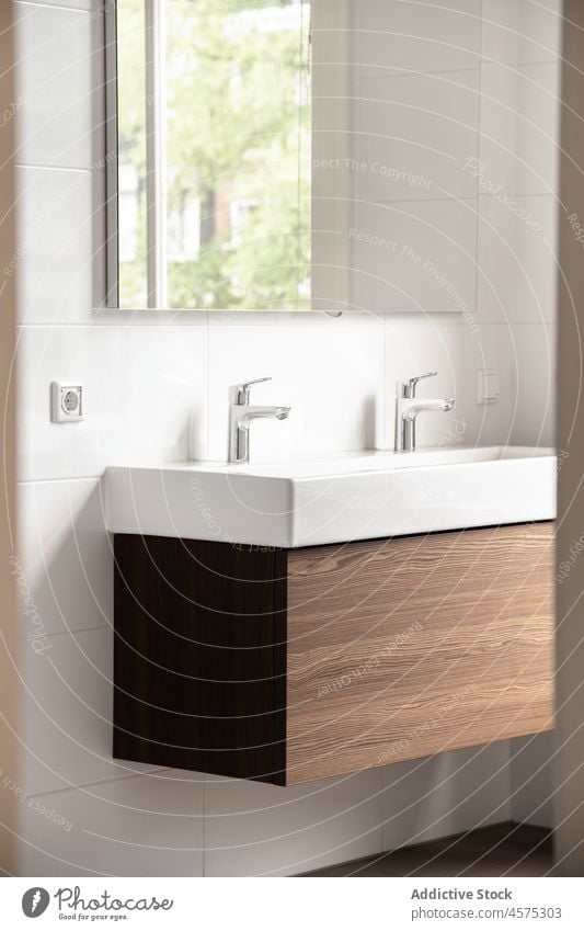 Waschbecken mit verchromter Armatur und Spiegel in einem kleinen Toilettenraum Design Innenbereich Bad Keramik Wasserhahn Waschtisch heimwärts sehr wenige Stil