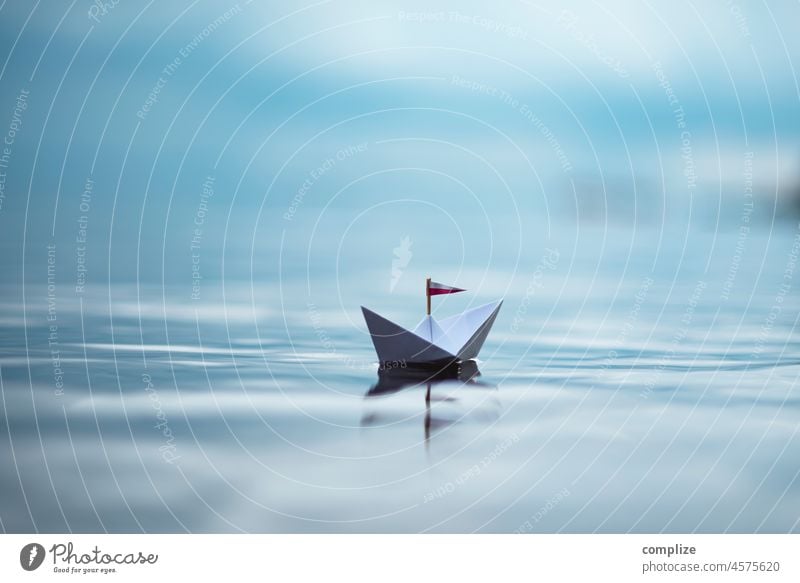 Papierschiffchen Reisender Freiheit Sonnenlicht Reflexion & Spiegelung Reisefotografie Ziel Segelboot Küste Bootsfahrt Schifffahrt Kindheit Umwelt Natur Wasser
