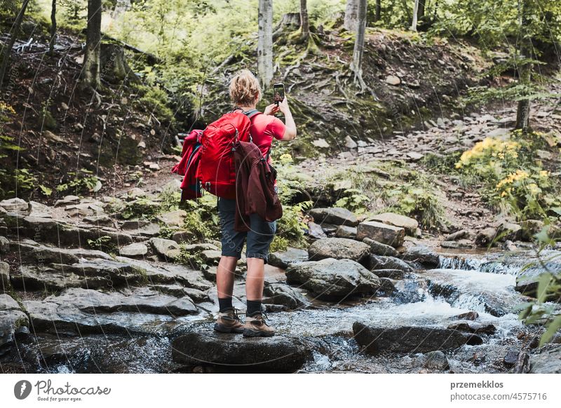 Fotos aus dem Urlaub machen. Frau mit Rucksack, die mit einer Smartphone-Kamera Fotos von der Landschaft macht Sommer Ausflug Berge u. Gebirge reisen Reise